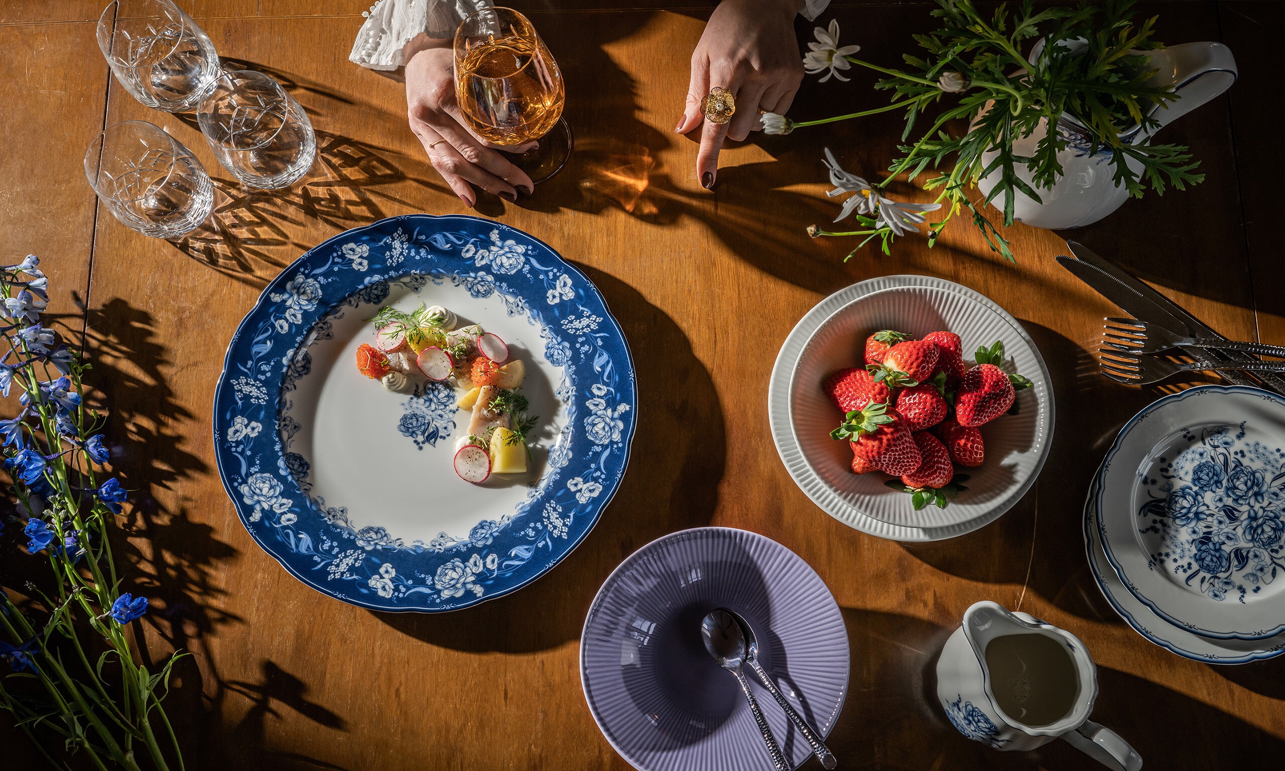 Dukning med serviserna Aspvik, Nordic dawn och glasen crown