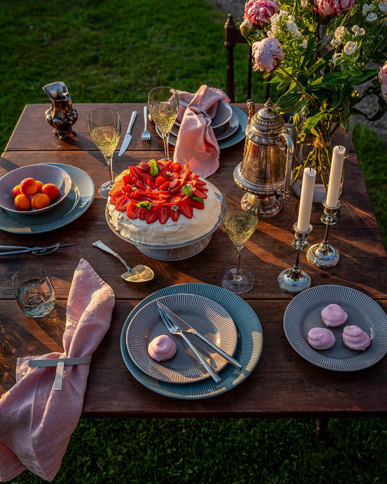 Dekket bord med serviset Nordic Dawn Bark. Jordbærkake serveres.