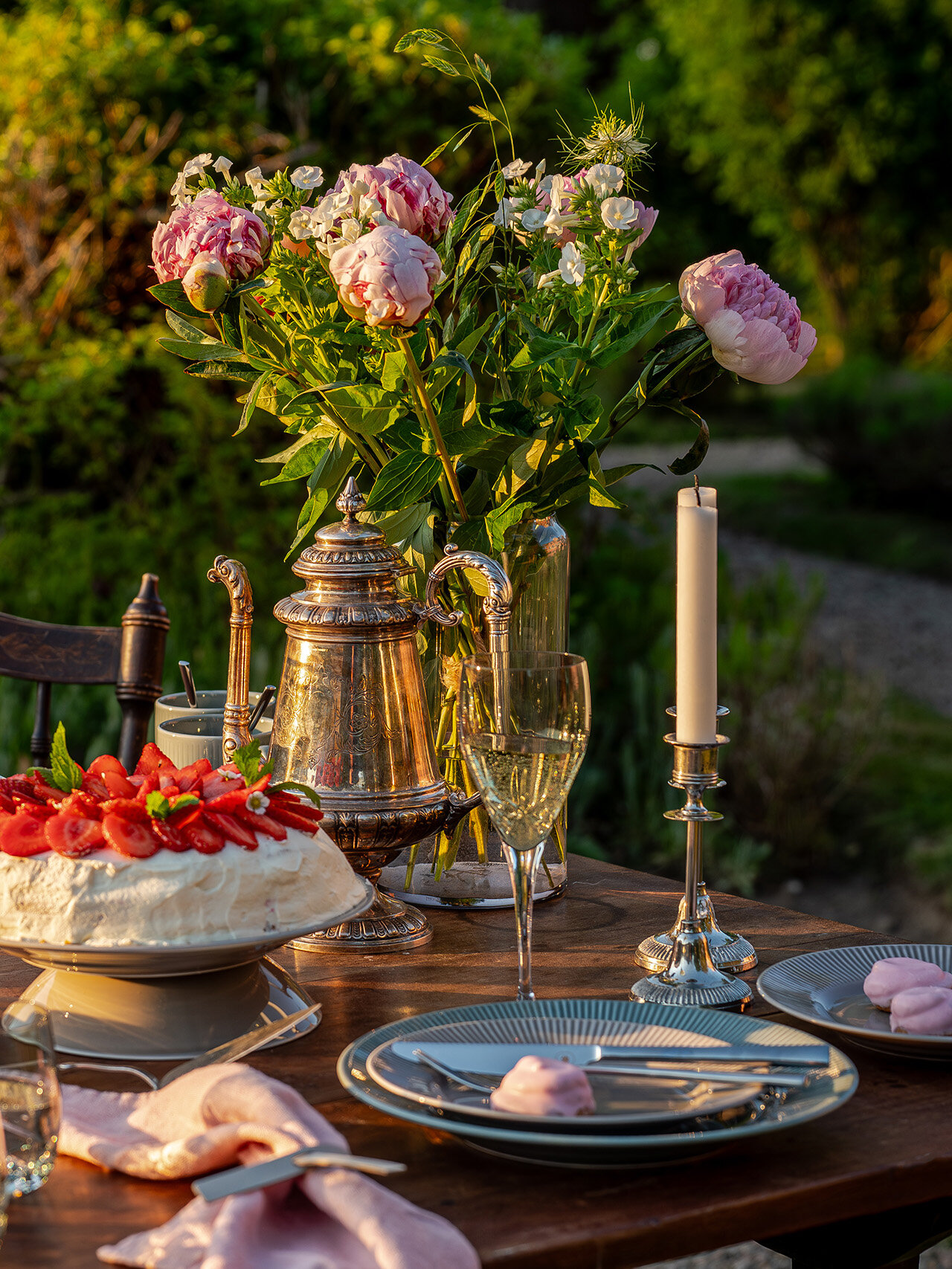 Bord med serviset Nordic Dawn, Lace vase med blomster og jordbærkake.