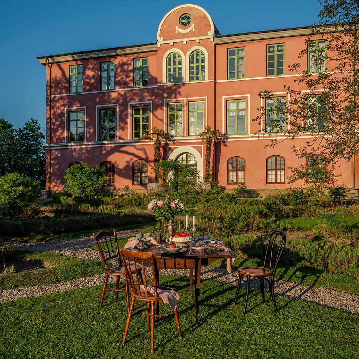 Dekket bord ute i sommekvelden